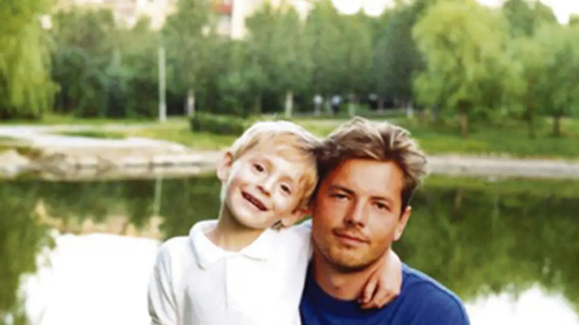 Zaginiony Dmitry Zawadzki (na zdjęciu z synem), 2000 r. /fot. archiwum Swiety Zawdzkiej / 