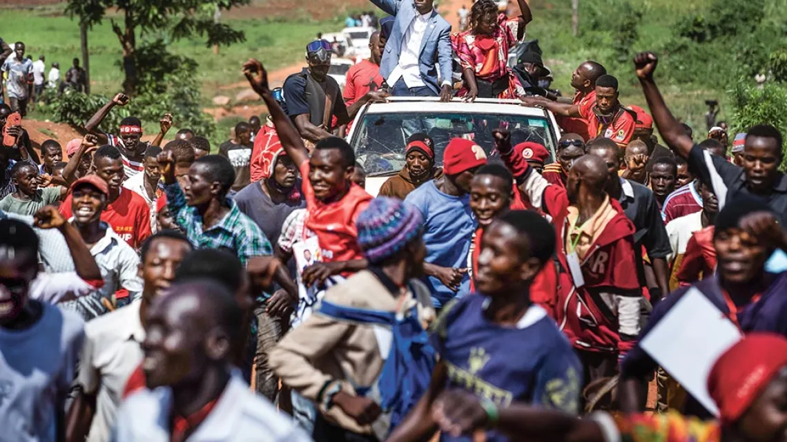 Wiec wyborczy muzyka Roberta Kyagulanyiego (na zdjęciu w odkrytym samochodzie), który rzucił wyzwanie prezydentowi Yoweriemu Museveniemu. Miasto Jinja w Ugandzie, 1 grudnia 2020 r. / GETTY IMAGES