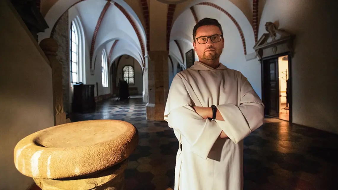 O. Dawid Kusz w atrium krakowskiego klasztoru dominikanów, kwiecień 2019 r. / GRAŻYNA MAKARA