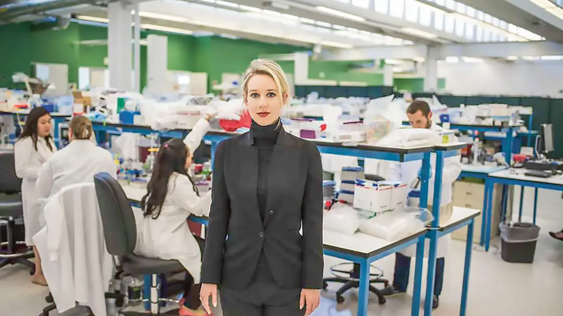 Elizabeth Holmes w filmie „Wynalazczyni: Dolina Krzemowa w kropli krwi” / MATERIAŁY PRASOWE HBO