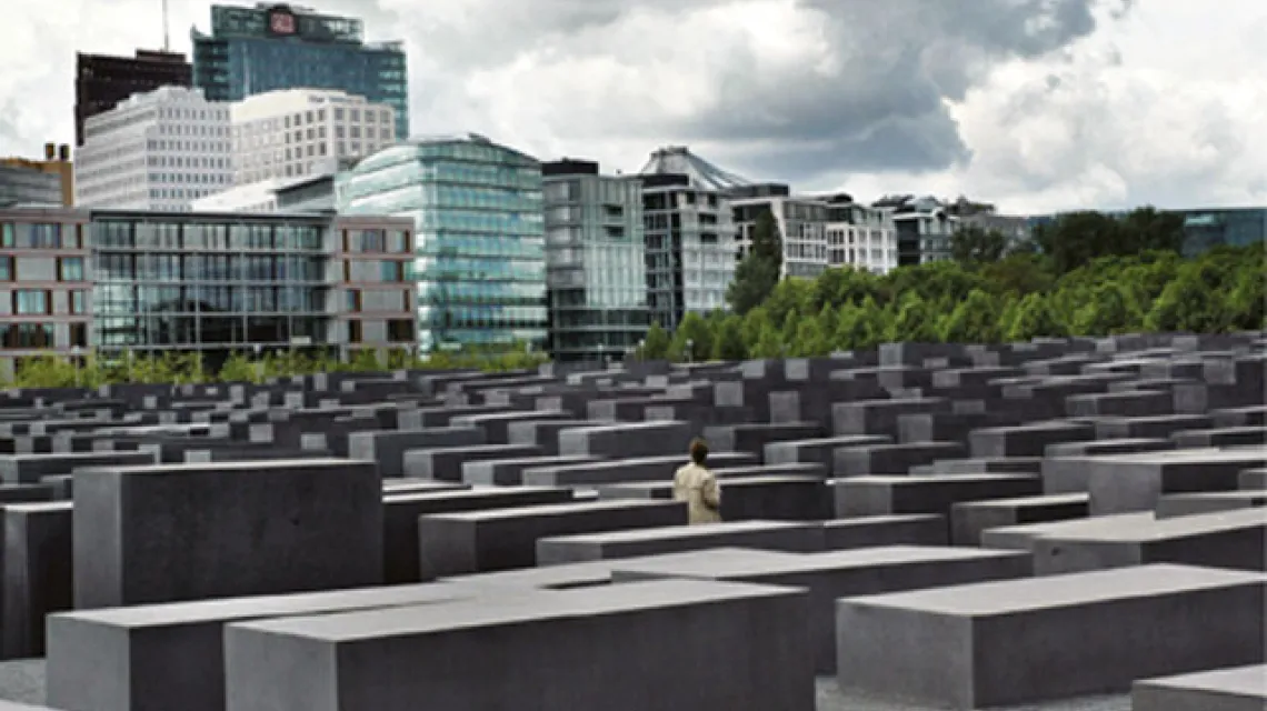 Pomnik Pomordowanych Żydów Europy odsłonięto w Berlinie w 2005 r., po 17-letniej publicznej debacie, czy go budować, w jakim kształcie i gdzie. Tworzy go 2711 steli, imitujących cmentarz. /fot. KNA-Bild / 