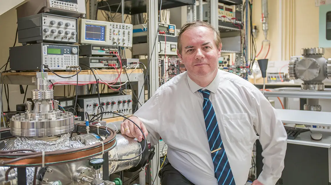 Profesor Nigel Mason obok spektrometru / OPEN UNIVERSITY