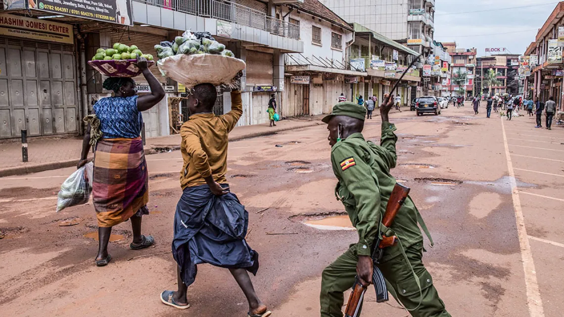 Po tym, jak prezydent Ugandy polecił obywatelom zostać w domu, policja przepędza sprzedawców owoców z ulic Kampali, stolicy Ugandy, 26 marca 2020 r. / BADRU KATUMBA / AFP / EAST NEWS / 