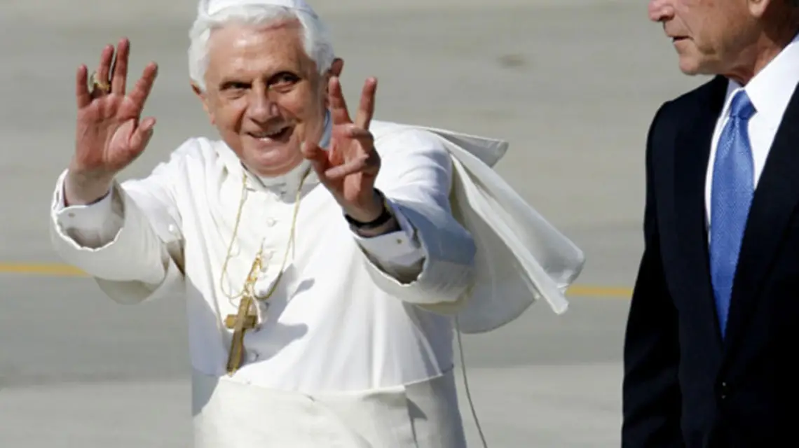 Papież Benedykt XVI i prezydent USA George W. Bush na lotnisku w bazie Andrews, po lądowaniu w USA, 15 kwietnia 2008 r. /fot. KNA-Bild / 