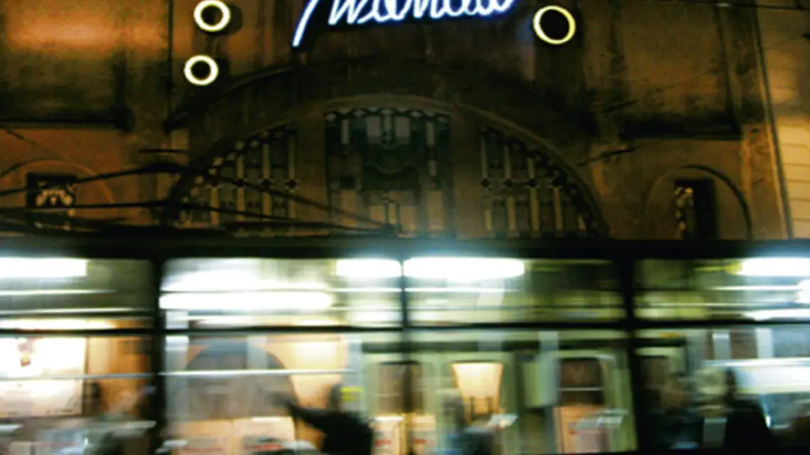 Kto pamięta o kinie „Wanda”? Teraz są tu delikatesy. Kraków, wrzesień 2002 r. / 