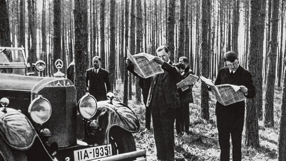 Adolf Hitler i jego asystent Julius Schaub podczas podróży po Niemczech, lata 20. / / BEW
