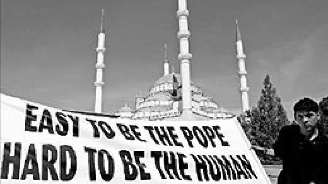 "Łatwo być papieżem, trudno być człowiekiem" - muzułmanie protestują w Stambule / 