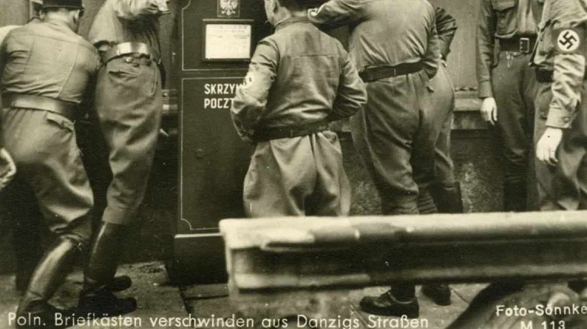 Grupa członków gdańskiego SA usuwa polską skrzynkę pocztową na ulicy Gdańska po wybuchu wojny. / fot. IPN (www.1wrzesnia39.pl | www.17wrzesnia39.pl) / 