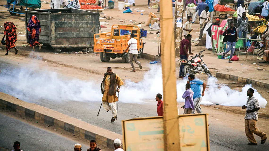 Demonstranci w obłokach policyjnego gazu łzawiącego podczas protestu przeciwko rządom prezydenta Omara al-Baszira. Chartum, 15 stycznia 2019 r. / MOHAMED NURELDIN ABDALLAH / REUTERS / FORUM