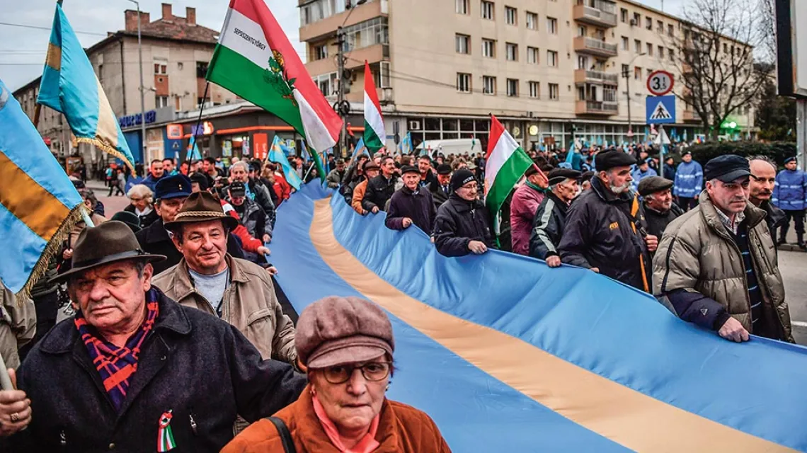 Rumuńscy Węgrzy na corocznej paradzie z okazji Dnia Wolności Seklerskiej w Târgu Mureș (węg. Marosvásárhely); widoczna żółto-niebieska flaga seklerska. 10 marca 2018 r. /  / DANIEL MIHAILESCU / AFP / EAST NEWS