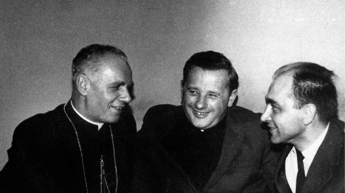 Bp Jan Pietraszko, ks. Józef Tischner i Stanisław Grygiel w redakcji "TP", lata 60. / fot. Archiwum "TP" / 