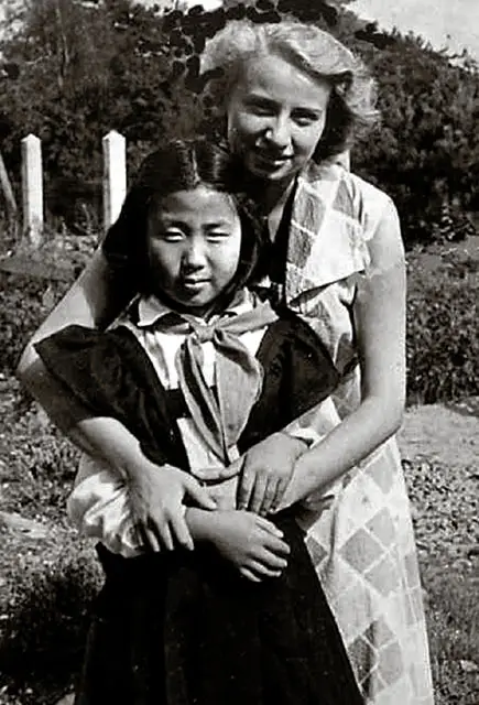 Ewa Willaume-Pielka podczas wizyty w ośrodku w Świdrze, 1958 r. / fot. archiwum prywatne / 