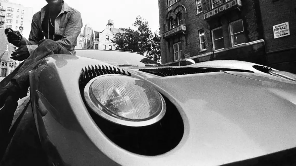 Miles Davis ze swoim lamborghini, Nowy Jork, 1970 r. / fot. Mark Patiky Archive, Corbis / 