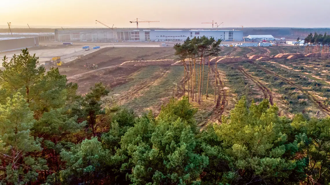 Budowa zakładów Tesli w Grünheide, grudzień 2020 r. / HANNIBAL HANSCHKE / REUTERS / FORUM