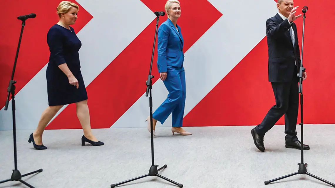 Kandydat SPD na kanclerza Olaf Scholz i liderki tej partii w Berlinie Franziska Giffey (z lewej) oraz w Meklemburgii Manuela Schwesig; w niedzielę w obu tych landach odbyły się też wybory regionalne, które wygrała SPD. Berlin, 27 września 2021 r. / FOCKE STRANGMANN / EPA / PAP