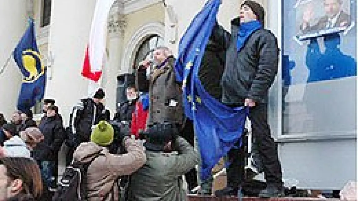 Mińsk, 21 marca 2006 r. Aleksander Milinkiewicz przemawia na demonstracji przeciw fałszowaniu wyborów prezydenckich /fot. Charter97 / 