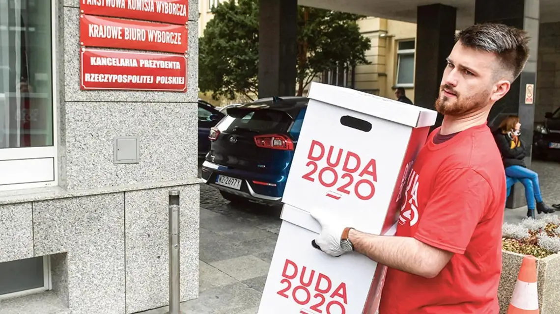 Paczki z listami poparcia dla kandydatury Andrzeja Dudy wnoszone do siedziby PKW w Warszawie, 19 marca 2020 r. / RADEK PIETRUSZKA / PAP