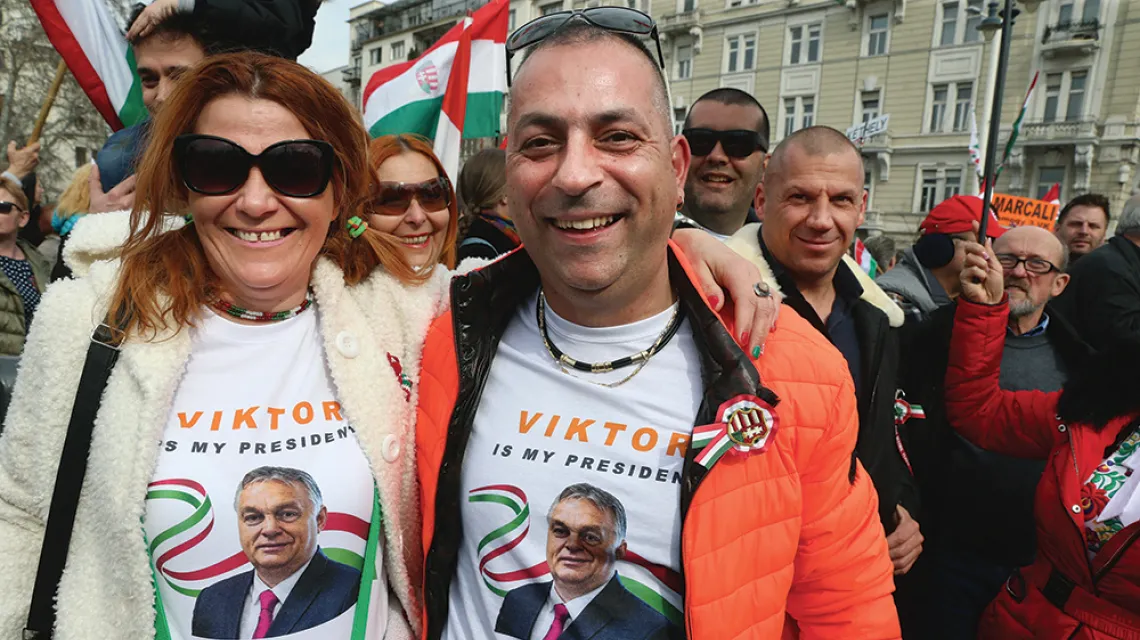 Zwolennicy premiera Viktora Orbána podczas manifestacji w rocznicę węgierskiej Wiosny Ludów. Budapeszt, 15 marca 2022 r. / FERENC ISZA / AFP / EAST NEWS
