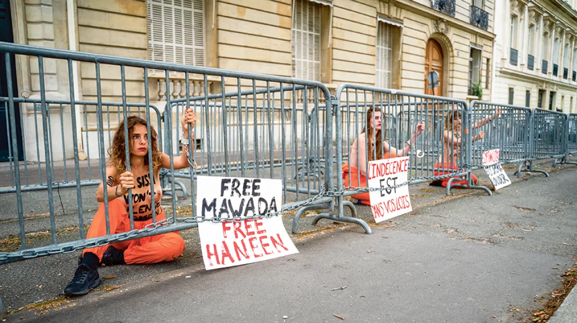 Protestując przeciw skazaniu Egipcjanek, europejskie działaczki feministyczne przykuły się kajdankami przed ambasadą Egiptu w Paryżu, 25 czerwca 2021 r. / XOSE BOUZAS / AFP / EAST NEWS