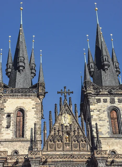 Pozłacany kielich na szczycie kościoła Matki Bożej nad Tynem, Praga, 14 lutego 2018 r. / TÝNSKÝ CHRÁM
