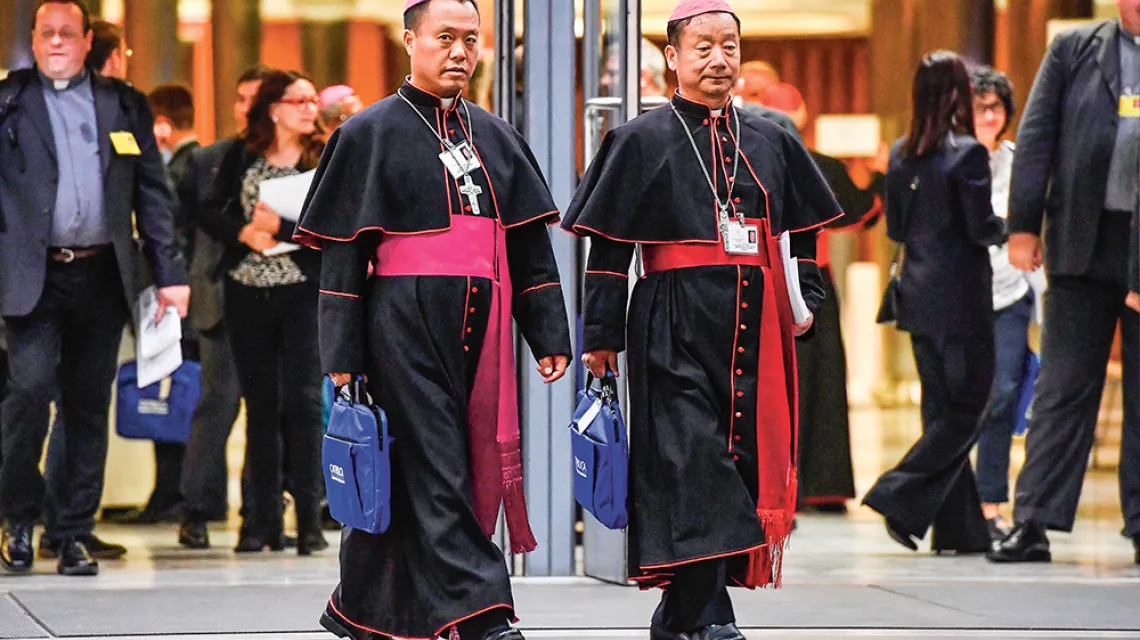 Dwaj chińscy biskupi Yang Xiaoting i Guo Jincai na rozpoczęciu synodu, Watykan, 3 października 2018 r. / ALESSANDRO DI MEO / EPA / PAP