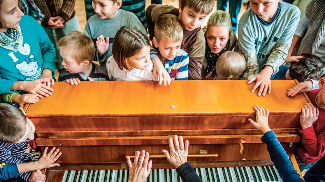 Dzieci niesłyszące uczą się odczuwać muzykę. Zajęcia w ramach projektu społecznego „5 zmysłów”, Poznań 2012 r. / Marek Lapis