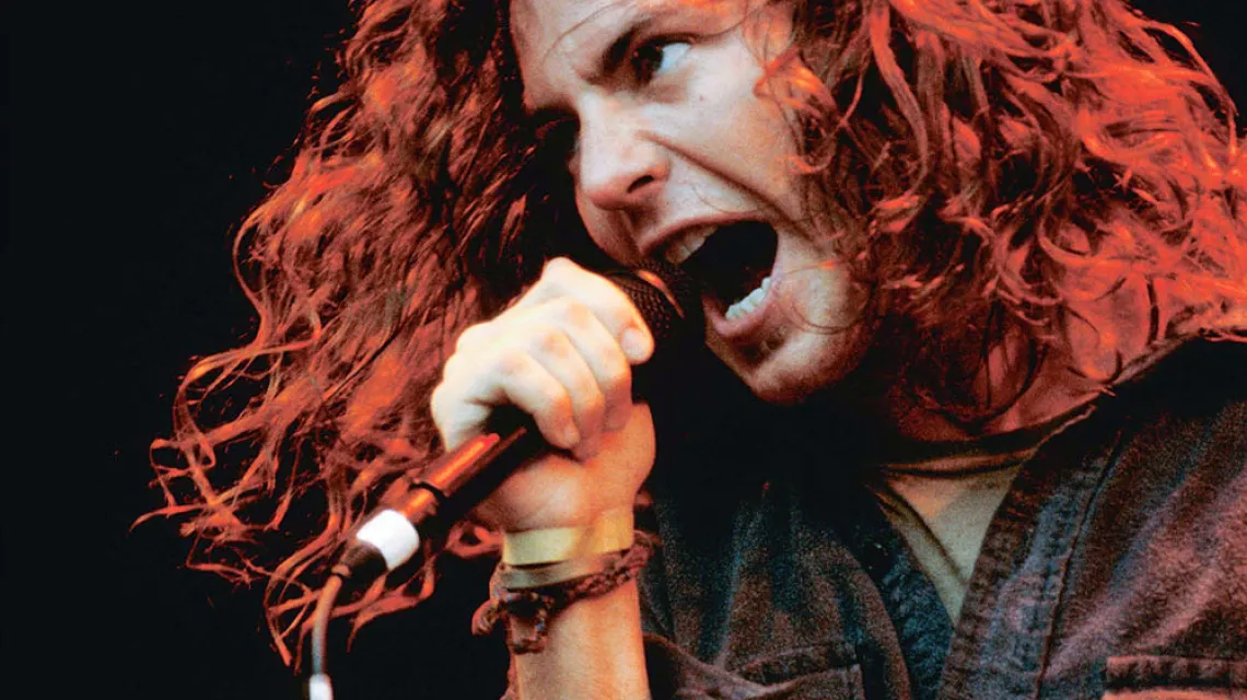 Eddie Vedder podczas koncertu w Finsbury Park. Wielka Brytania, 6 czerwca 1992 r. / MICK HUTSON / GETTY IMAGES