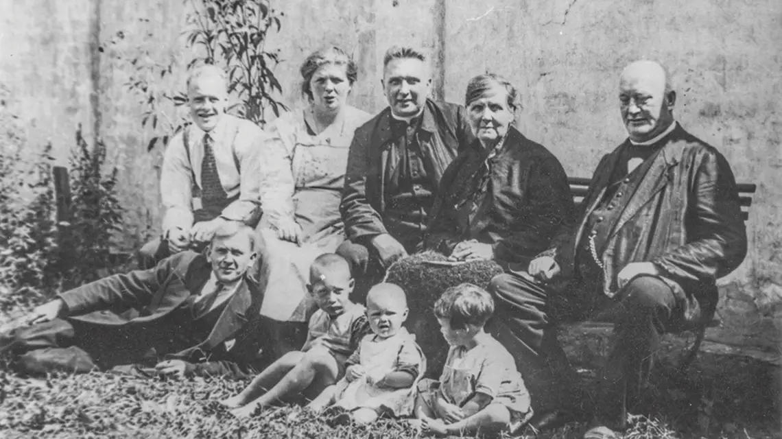 Ks. Magnus Bruski z rodzicami, siostrą i dalszą rodziną, lata 30. XX w. / ARCHIWUM RODZINNE RYSZARDA SZAMOCKIEGO / © FUNDACJA CENTRUM ŚW. JACKA