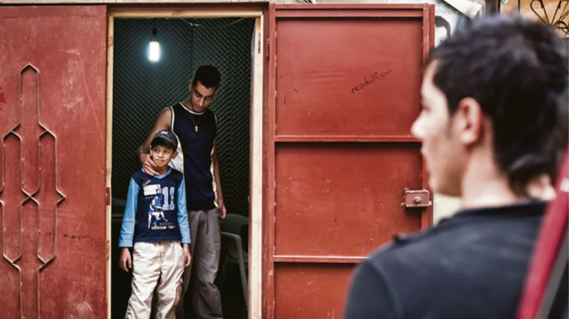 Raper Yassen przed swym studiem nagrań w palestyńskim obozie uchodźców w okolicy Bejrutu / fot. Jens Schwarz / Laif / EK Pictures / 