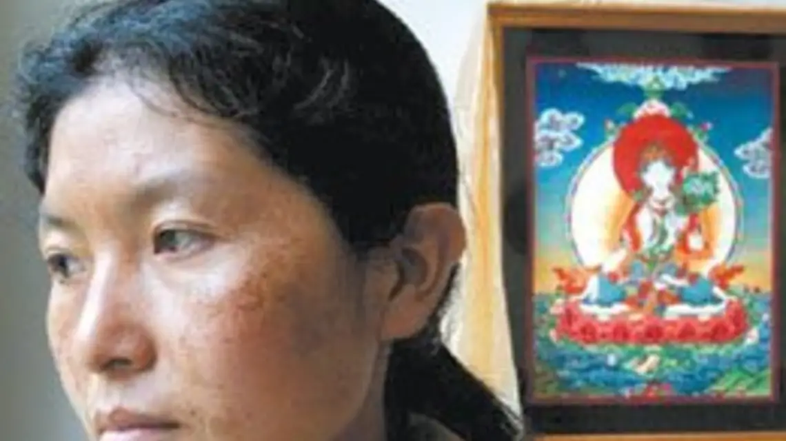 Ngałang Sangdrol w Amsterdamie, 2004 r. W tle thangka "Wyzwolicielki", Białej Tary, bóstwa opiekuńczego Tybetu / 