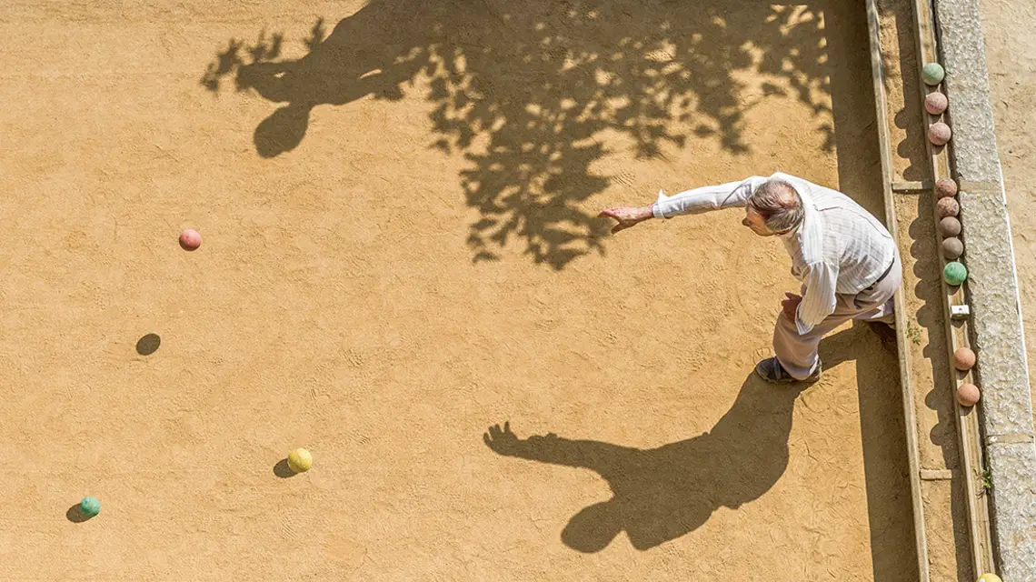 Gra w bule, Francja, lipiec 2016 r. / ALAN KEITH BEASTALL / ALAMY / BEW