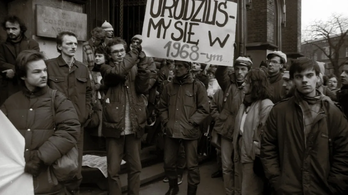 Marzec 1988 roku: manifestacja studentów krakowskich uczelni w 20. rocznicę Marca ’68. / fot. Andrzej Stawiarski / 