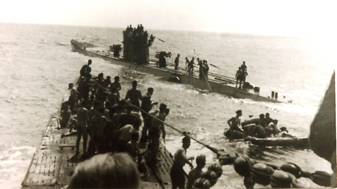 U-156 i U-506 podczas akcji ratowniczej rozbitków z "Laconii" / fot. Oblt. z. S. Leopold Schuhmacher / Wikipedia / CC 3.0 / 
