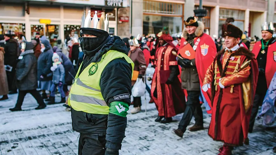 Łódzki Orszak Trzech Króli prowadzi straż Marszu Niepodległości – z opaską ONR i plakietką „Śmierć wrogom Ojczyzny”. Łódź, styczeń 2017 r. / RADOSŁAW JÓŹWIAK / FORUM