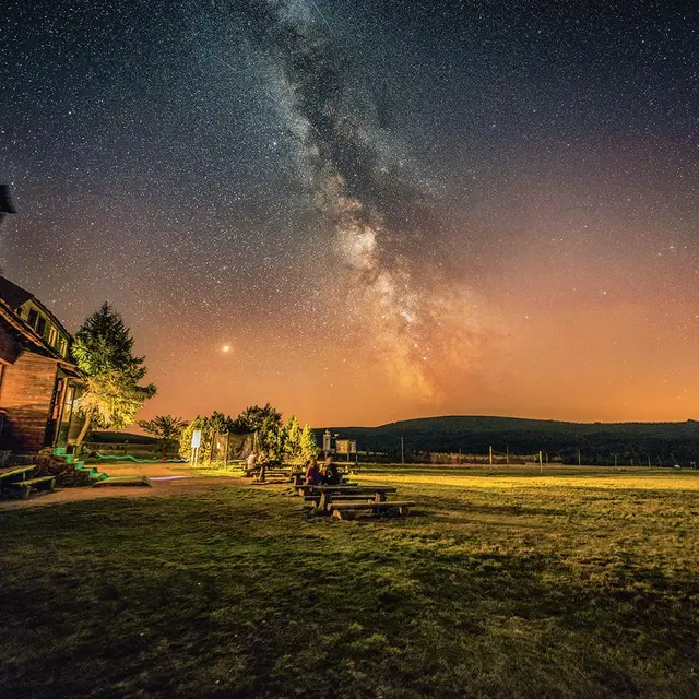 Droga Mleczna widziana spod schroniska Chatka Górzystów w Górach Izerskich, wrzesień 2018 r. / KRZYSZTOF SIWA / SUDETY PANORAMICZNIE