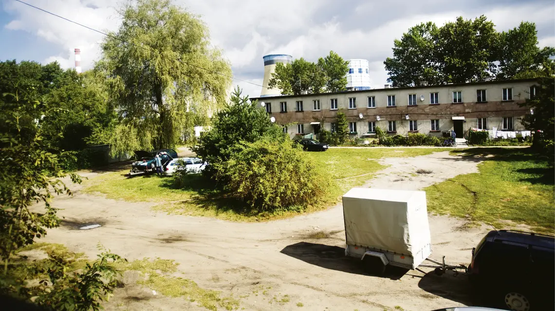 Według inwestora w tym miejscu rozpoczęło się już przygotowanie do budowy kolejnego bloku energetycznego. Osiedle Awaryjne w pobliżu elektrowni Jaworzno, wrzesień 2011 r. / fot. Grażyna Makara / 