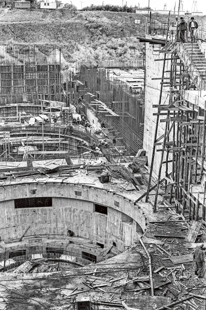 Budowa elektrowni atomowej w Żarnowcu, lata 80. / ANDRZEJ MARCZAK / FORUM