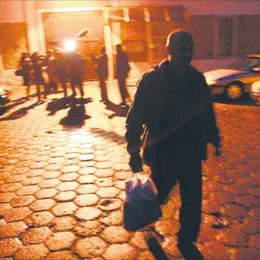 Uczestnicy linczu opuszczają areszt w Barczewie, listopad 2005 r. / fot. TOMASZ WASZCZUK / Agencja Gazeta / 