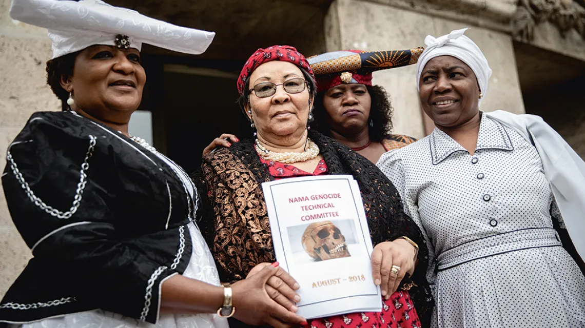 Delegacja kobiet z Namibii, które przybyły po szczątki przodków, przed berlińskim ministerstwem sprawiedliwości. Sierpień 2018 r. / KAY NIETFELD / AFP / EAST NEWS