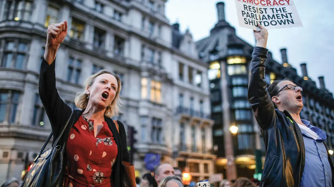 Przeciwnicy brexitu protestują przed Pałacem Westminsterskim. Londyn, 28 sierpnia 2019 r. / VUDI XHYMSHITI / AP / EAST NEWS