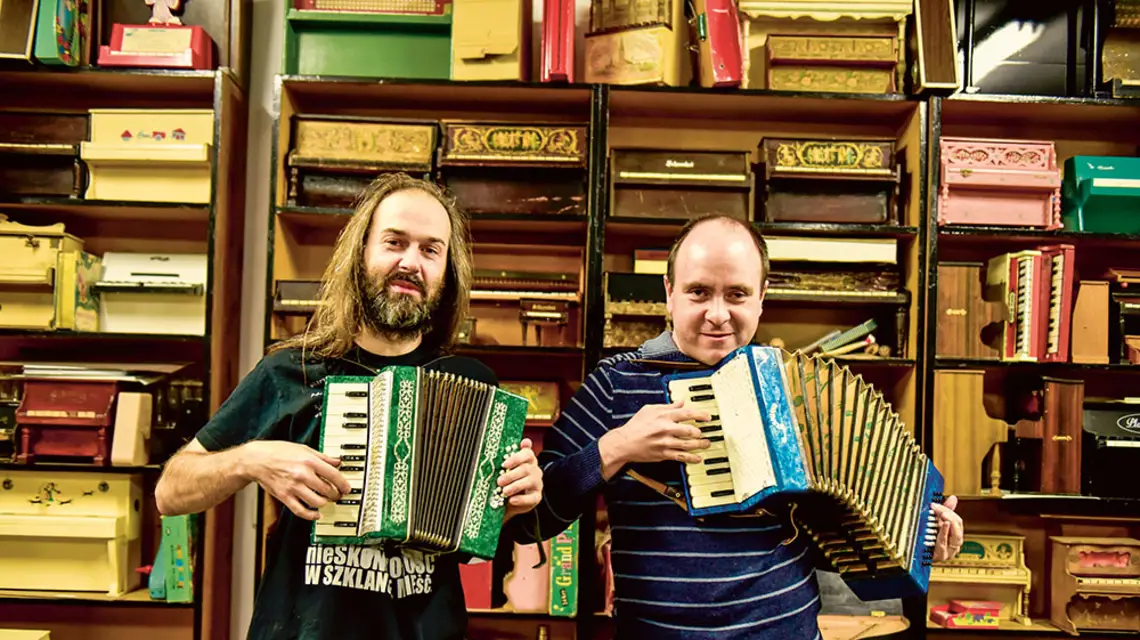 Paweł Romańczuk (z lewej), założyciel zespołu Małe Instrumenty, i Mateusz Kołodziejczyk, uczestnik projektu Art Impossible, w pracowni Małych Instrumentów we Wrocławiu, wrzesień 2019 r. / KAZIMIERZ ŹDZIEBŁO / MATERIAŁY PRASOWE