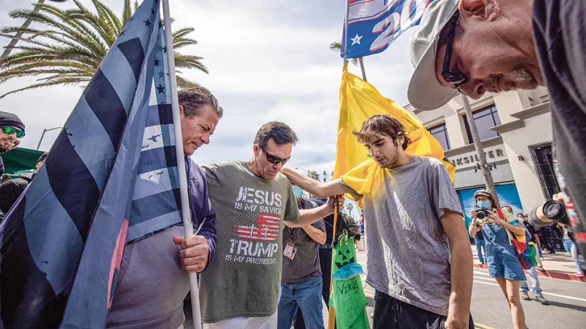 Grupa chrześcijan ewangelikanych na marszu „White Lives Matter”, Huntington Beach, Kalifornia, kwiecień 2021 r. / DAVID MCNEW / GETTY IMAGES
