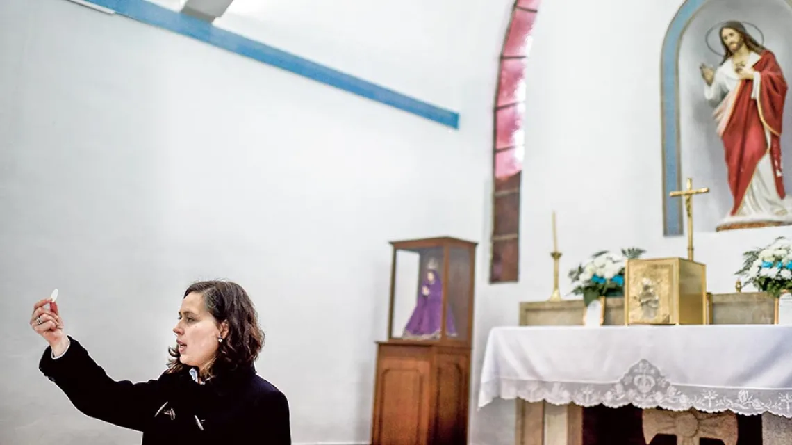 Dora Cruz rozpoczyna obrzędy komunii podczas niedzielnego nabożeństwa pod nieobecność księdza, parafia Campinho, Reguengos de Monsaraz, Portugalia, styczeń 2017 r. / PATRICIA DE MELO MOREIRA / AFP / EAST NEWS