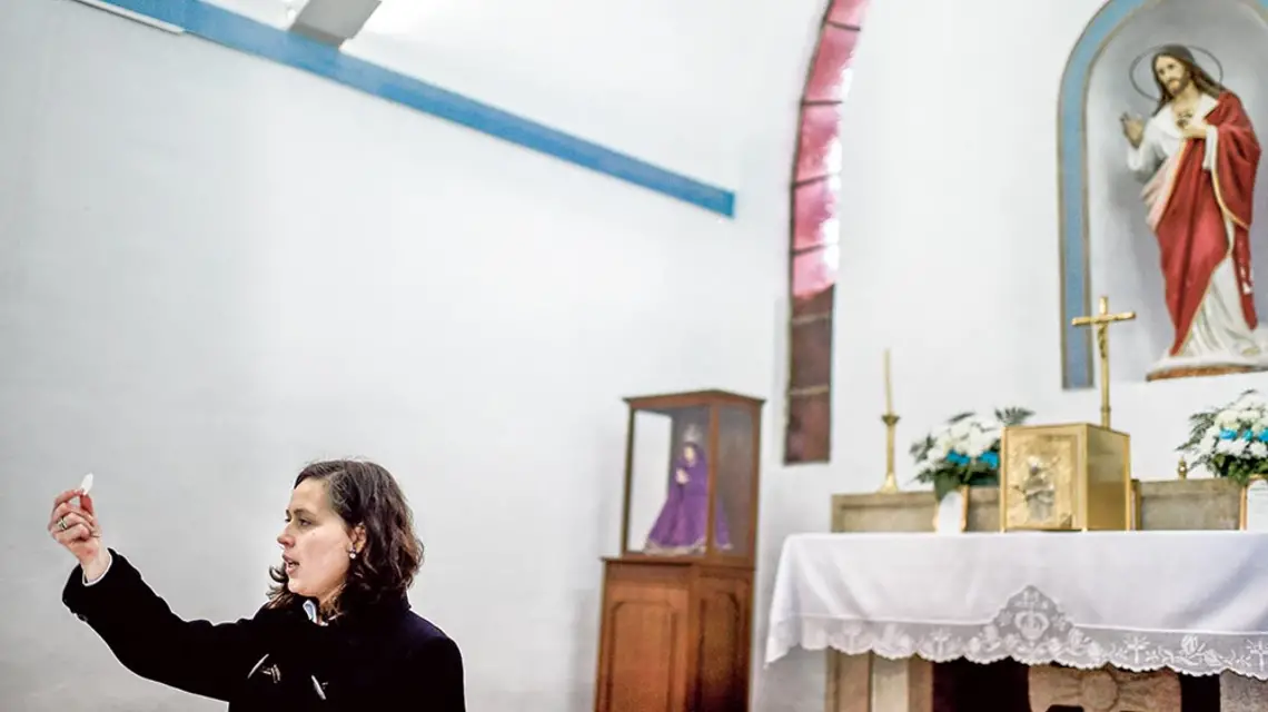 Dora Cruz rozpoczyna obrzędy komunii podczas niedzielnego nabożeństwa pod nieobecność księdza, parafia Campinho, Reguengos de Monsaraz, Portugalia, styczeń 2017 r. / PATRICIA DE MELO MOREIRA / AFP / EAST NEWS
