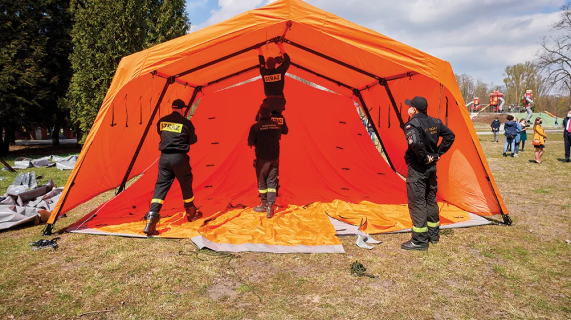 W parku na Zdrowiu strażacy montują namiot, w którym powstanie punkt szczepień. Łódź, 30 kwietnia 2021 r. / MARCIN STĘPIEŃ / AGENCJA WYBORCZA.PL