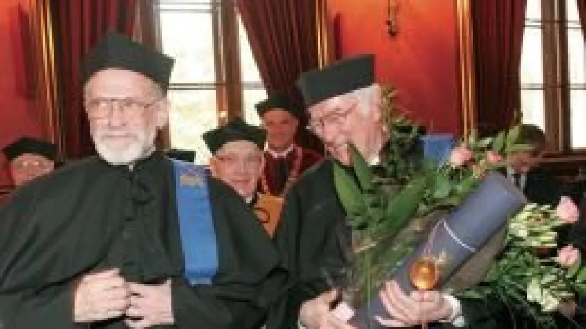 12 maja w auli Collegium Novum UJ wręczono doktoraty honorowe najstarszej polskiej uczelni. Otrzymali je Seamus Heaney - poeta irlandzki, laureat literackiej Nagrody Nobla w 1995 roku, i Bronisław Geremek - historyk-mediewista i polityk / 