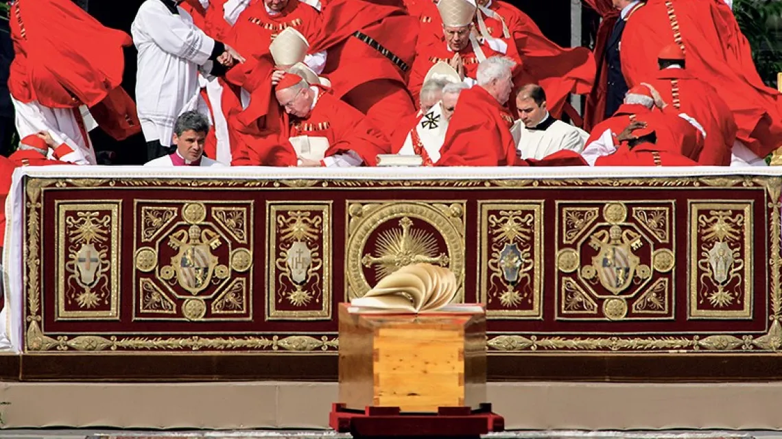 Kardynałowie podczas pogrzebu Jana Pawła II, plac św. Piotra w Watykanie, 8 kwietnia 2005 r. MAX ROSSI / REUTERS / FORUM / 