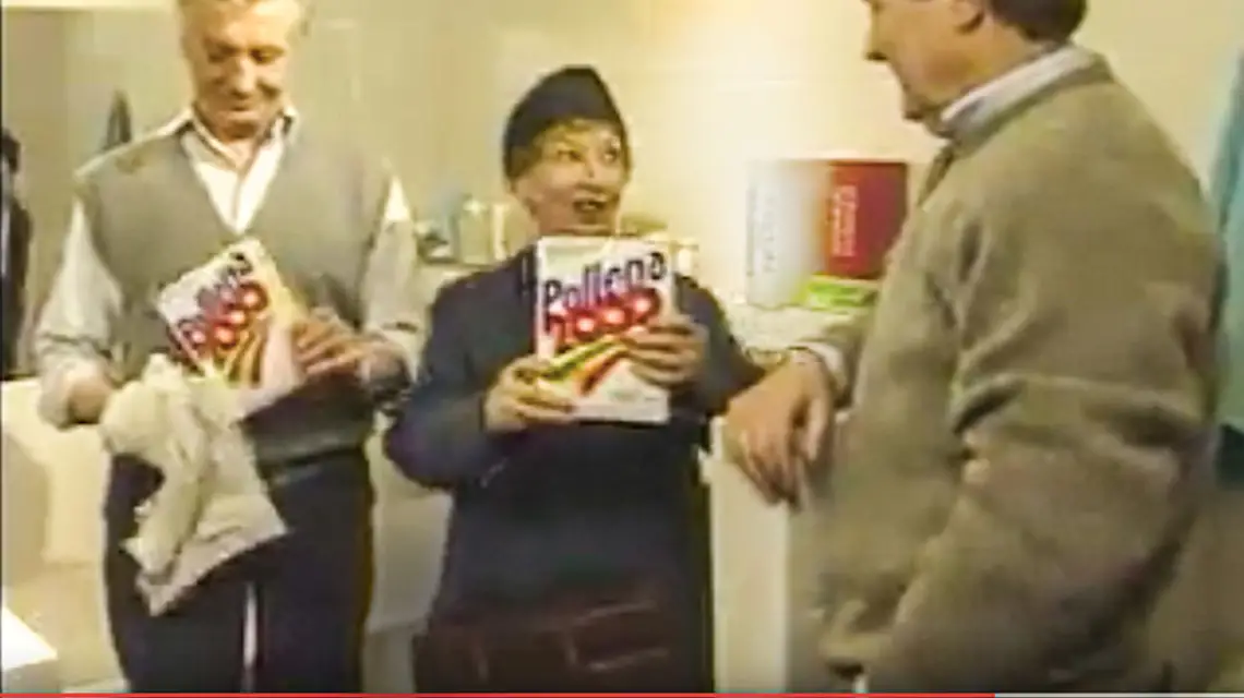 Andrzej Kopiczyński, Irena Kwiatkowska i Leonard Pietraszak, bohaterowie „Czterdziestolatka” w reklamie Polleny 2000. Archaiczny kadr z YouTube. / 