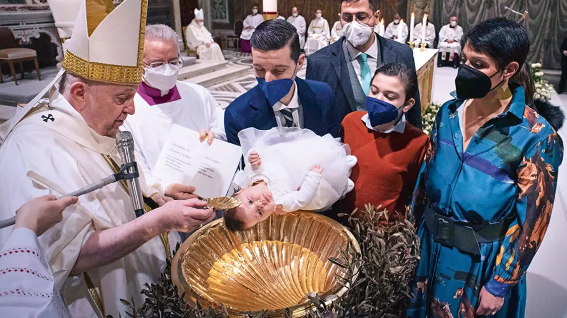 Papież Franciszek udziela chrztu w Kaplicy Sykstyńskiej. Watykan, styczeń 2022 r. / SPAZIANI / MONDADORI / GETTY IMAGES