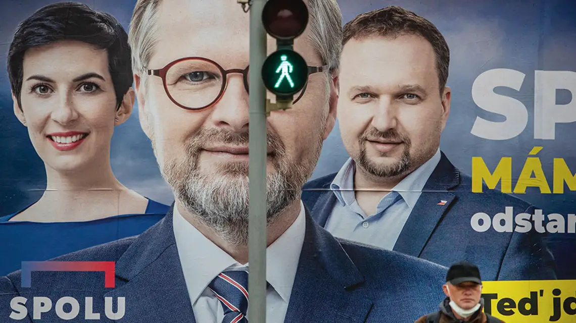 Plakat zwycięskiej koalicji Spolu; w środku Petr Fiala, zapewne przyszły premier Czech. Praga, 7 października 2021 r. / MARTIN DIVISEK / EPA / PAP